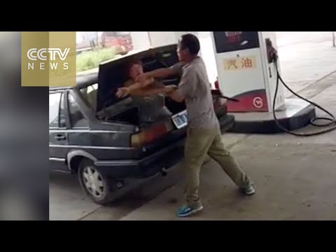 صيني يحبس زوجته في صندوق سيارة ويضربها أمام المارة