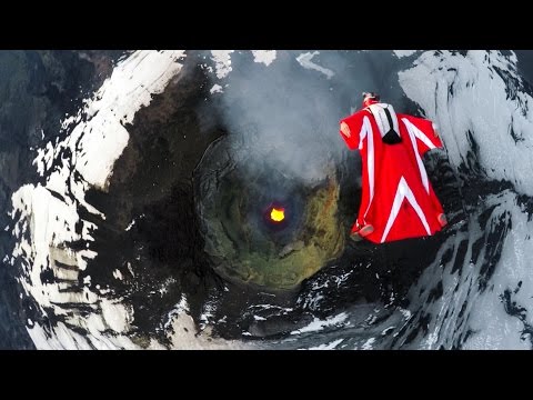 بالفيديو لقطات صادمة لامرأة تطير فوق بركان نشط