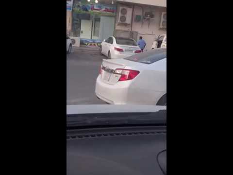 مواطن يكشف احتيال متسولة تمتلك سيارة فارهة بالسعودية
