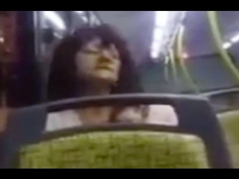شاهد امرأة  تثير الرعب بين ركاب أتوبيس