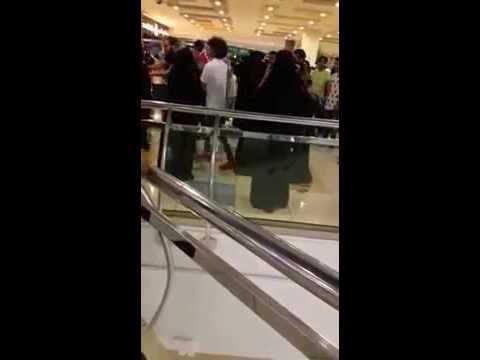 شاهد اشتباك بالأيدي بين فتيات سعوديات في مجمع تجاري