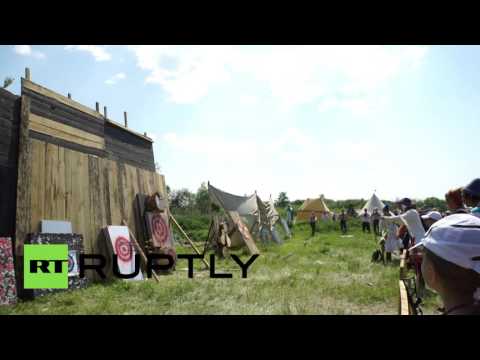 محاربون من العصور الوسطى يصطادون الطائرات في روسيا