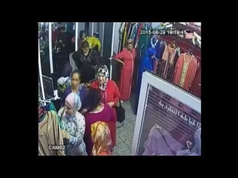 3 نساء ينفذن سرقة ماكرة في محل ملابس