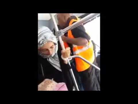 بالفيديو لحظة اعتداء مراقب حافلة على شاب