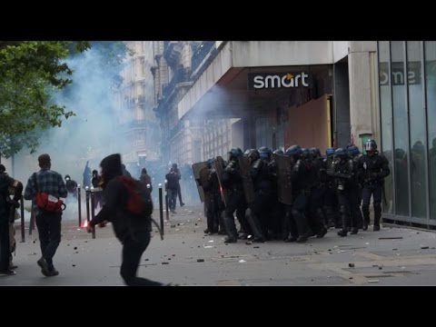 بالفيديو مواجهات عنيفة في باريس تتخلل التظاهرة ضد الحكومة
