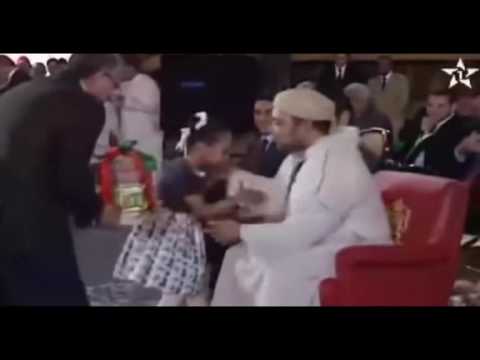 بالفيديو لقطة طريفة بين طفلة والملك محمد السادس