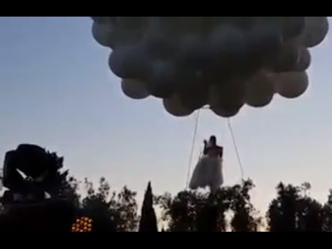 عروس لبنانية تثير ضجة بسبب طيرانها مع البالونات في السماء