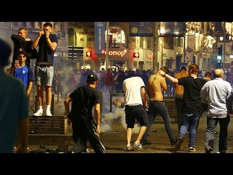 بالفيديو شاهد نشوب أعمال عنف بين مناصرين في ليل الفرنسية