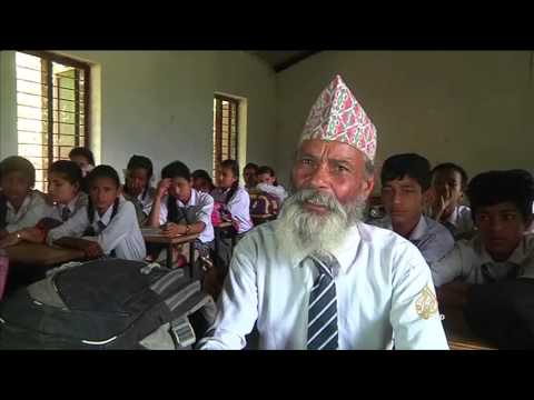 بالفيديو شاهد فلاح نيبالي قارب السبعين يعود لمقاعد الدراسة