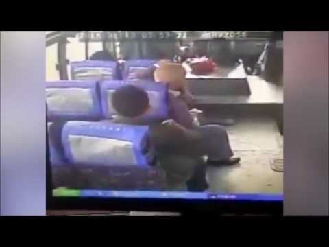 بالفيديو رجل يطعن طفلًا عمره 10 أعوام