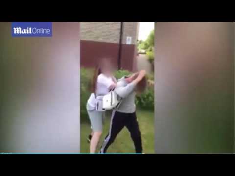 بالفيديو  فتاتان تضربان شابًا لدفاعه عن مصاب بالتوحد