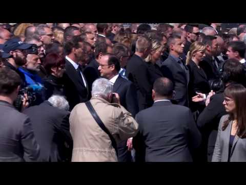 بالفيديو شرطي فرنسي يرفض مصافحة الرئيس الفرنسي فرانسوا هولاند