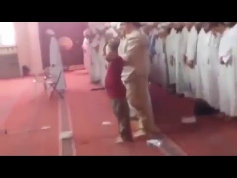 بالفيديو مواطن سعودي يصور صلاة غريبة في احد مساجد بالسعودية