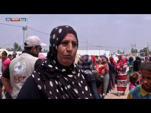 فيديو مجموعة شبابية تقدم مساعدات للنازحين في مخيم في قضاء مخمور