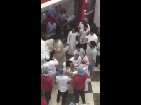 شاهد مشاجرة بين زبائن وعمال مطعم في الرياض