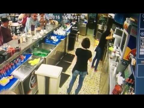 شاهد موظفة داخل متجر تنقذ كوبا من الكسر بطريقة مذهلة