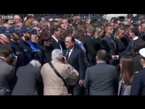 ضابط يرفض مصافحة الرئيس الفرنسي في حفل تكريم