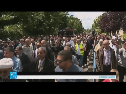 آلاف المسلمين يتظاهرون منددين بالهجوم الذي استهدف شرطيين قرب باريس