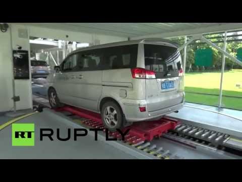 بالفيديو روبوت صيني يصفّ السيارات بسرعة وبدقة عالية