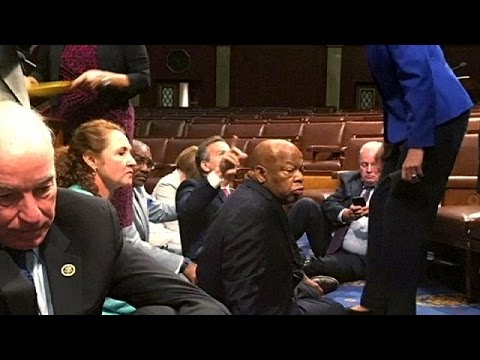 شاهد اعتصام للنواب الديموقراطيين داخل مجلس النواب الأميركي