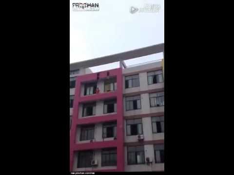 طالبان في الثانوية يقفزان من أعلى بناية بسبب الامتحانات