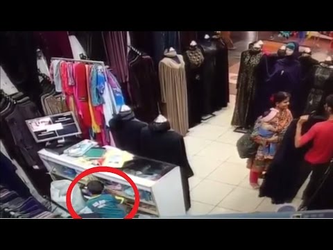 لحظة سرقة طفل محل في دبي