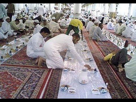 مشهد إنساني على مائدة الإفطار في الحرم يعبر عن أخلاق الإسلام