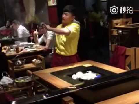 عامل مطعم يستعرض مهارات الكونغ فو في مسح طاولة