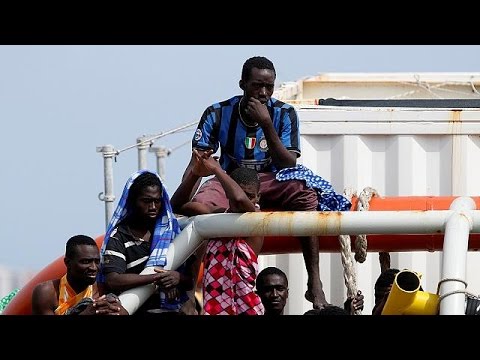 إنقاذ أكثر من مائة مهاجر قرب السواحل الإيطالية