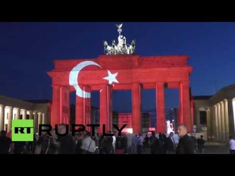 إضاءة بوابة براندنبورغ في برلين بألوان العلم التركي