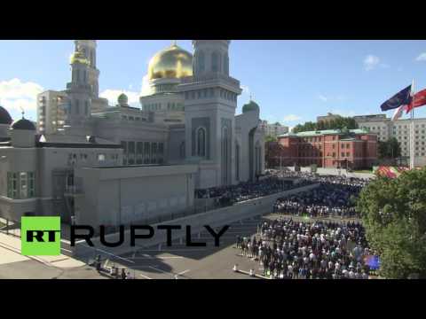شاهد مسلمو موسكو يؤدون صلاة عيد الفطر المبارك