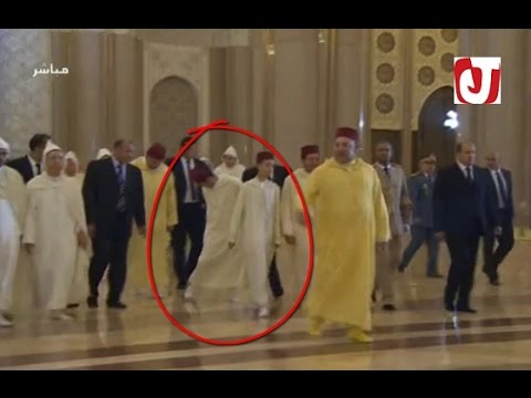 شاهد  لحظة كاد الأمير مولاي اسماعيل أن يسقط في مسجد الحسن الثاني