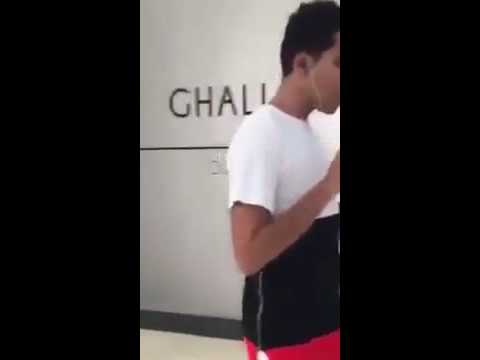 بالفيديو  شاب عربي يتجول داخل مركز تجاري بملابس نسائية