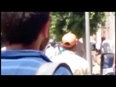 بالفيديو  ضابط شرطة يعتدي بالضرب على طالب ثانوي