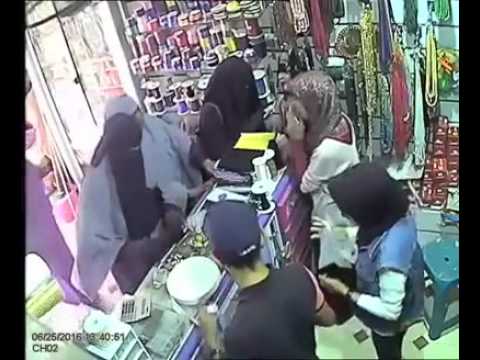 بالفيديو  نشالة محترفة تسرق سيدة في متجر في السويس