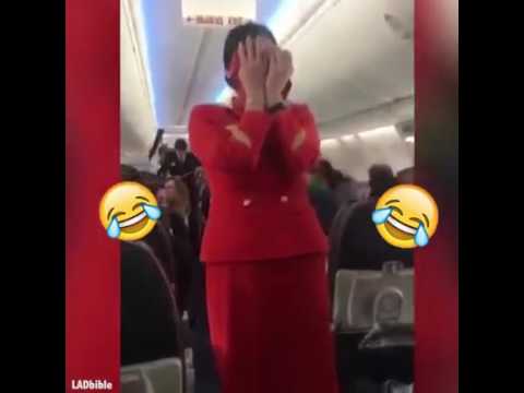 بالفيديو ركاب طائرة يصيبون احدى المضيفات بالضحك الهستيري