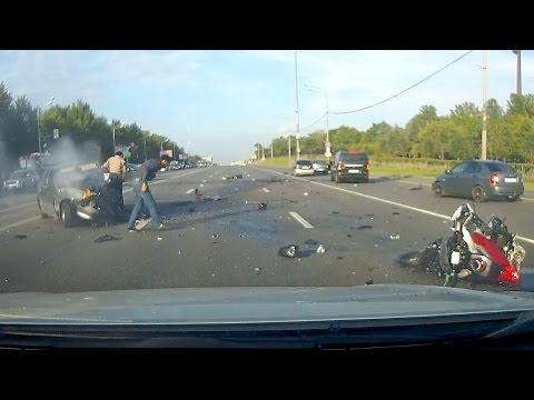 بالفيديو  حادث مروع يفتت سيارة ودراجة نارية دون وفيات في روسيا