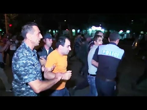 60 جريحًا في مواجهات حادة بين الشرطة ومتظاهرين في أرمينيا