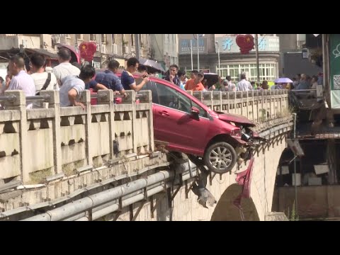 بالفيديو سيارة تتدلى على حافة جسر في الصين بشكل مرعب جدًا