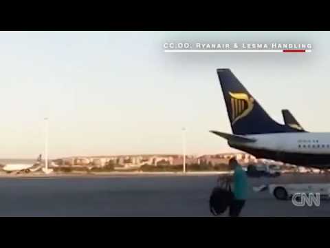 مسافر يجري وراء طائرته عقب انطلاقها