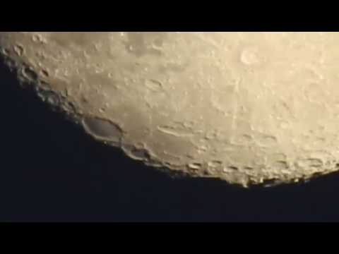 كاميرا فوتوغرافية تنافس التلسكوب على صورة للقمر