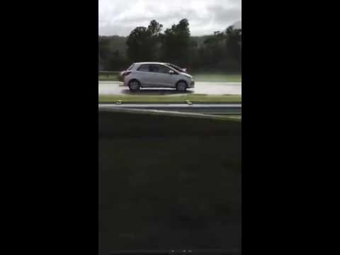 بالفيديو محاولة انتحار بالسيارة على الطريق السريع