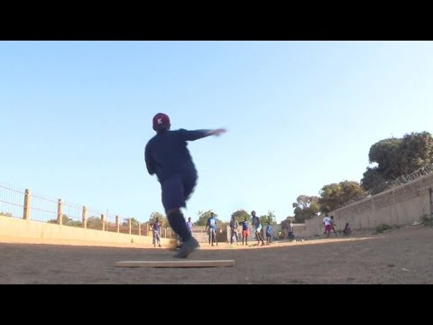 بالفيديو أطفال سنغاليون يتعلمون رياضة البيسبول بفضل متطوع ياباني
