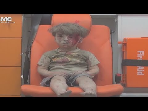 بالفيديو طفل ينجو من القصف في حلب يشعل مواقع التواصل الاجتماعي