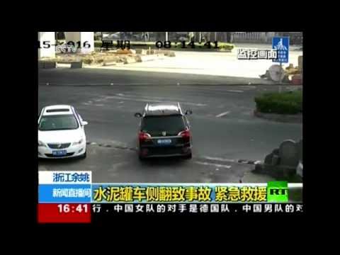 جاة عجيبة لسائق وراكب سيارة جيب في الصين