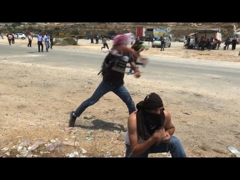 بالفيديو شاهد تظاهرة امام معسكر عوفر الاسرائيلي