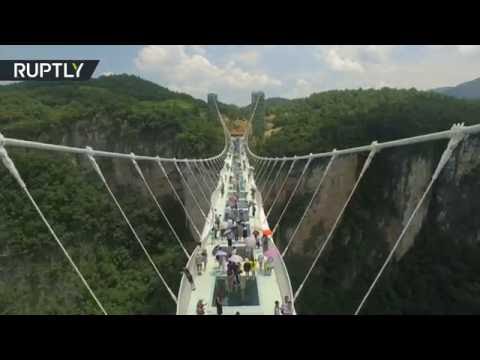 بالفيديو شاهد افتتاح جسر الصين الزجاجي