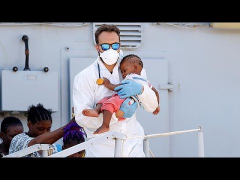 بالفيديو إغاثة المئات من المهاجرين قبالة السواحل الليبية