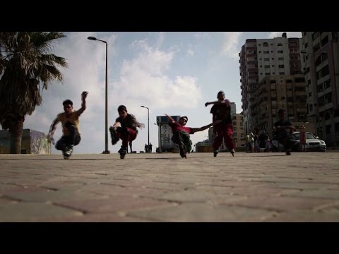 بالفيديو رياضة رولر بلايد تغزو شواطئ قطاع غزة