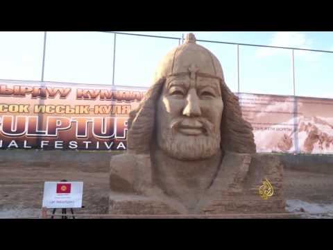 مهرجان ثقافي متميز للنحت على الرمال في قرغيزستان